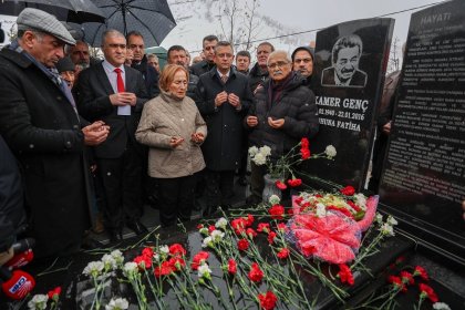 Özgür Özel, Tunceli'de Kamer Genç anmasında konuştu; 300 kişi üstüne yürürdü, bir kelime geri almazdı. Kürsüye yeniden çıkar aynı bildiğini bir daha söylerdi!