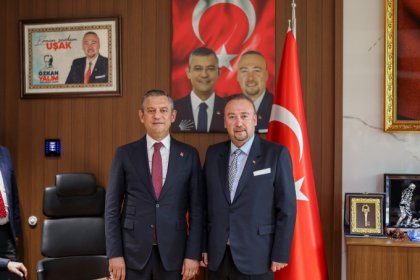 Özgür Özel, Uşak Belediye Başkanı Özkan Yalım’ı makamında ziyaret etti; Oy vermeyenler bir sonraki seçim sabırsızlanacaklar!