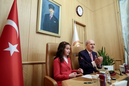 TBMM Başkanı Numan Kurtulmuş, 23 Nisan'da koltuğunu 6. sınıf öğrencisi Aysima Arslan'a devretti