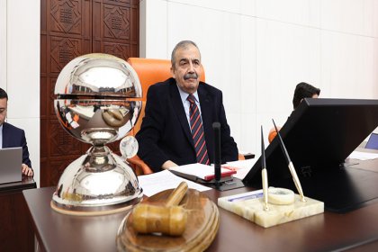 TBMM Genel Kurulu, 17 Nisan'da Meclis Başkanvekili Sırrı Süreyya Önder başkanlığında toplandı