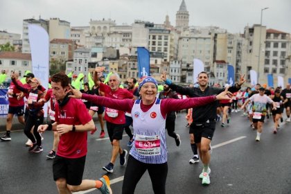 Türkiye İş Bankası 19. İstanbul yarı maratonunda yağmura rağmen rekor katılım oldu
