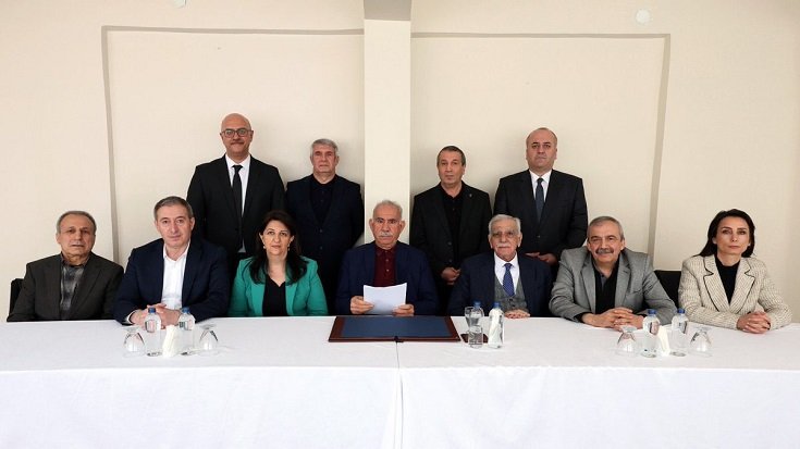 Abdullah Öcalan, Kurban Bayramı aile ziyaretinde mesaj verdi; 'Halkımızın Kurbansız Kurban Bayramını kutluyorum. Tüm halkımıza selamlar' Abdullah Öcalan, Kurban Bayramı aile ziyaretinde mesaj verdi; 'Halkımızın Kurbansız Kurban Bayramını kutluyorum. Tüm halkımıza selamlar'
