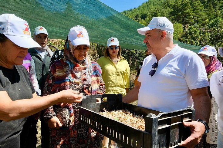 Adana Büyükşehir Belediyesi Kırsalda kadınların güçlendirilmesine yönelik projelere bir yenisini ekledi Adana Büyükşehir Belediyesi Kırsalda kadınların güçlendirilmesine yönelik projelere bir yenisini ekledi