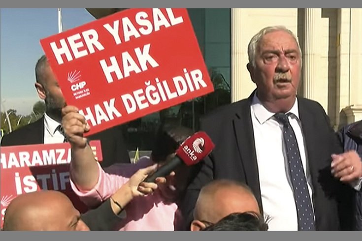 AKP'ye geçen Beykoz Belediye Başkanvekili Özlem Vural Gürzel protesto edildi: Beykozluların helal oylarını, harama çevirdiler. İstifa etmeli!