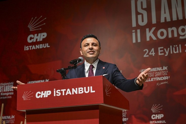 CHP İstanbul İl Başkanı Özgür Çelik tek aday olduğu olağanüstü kongrede yeniden seçildi