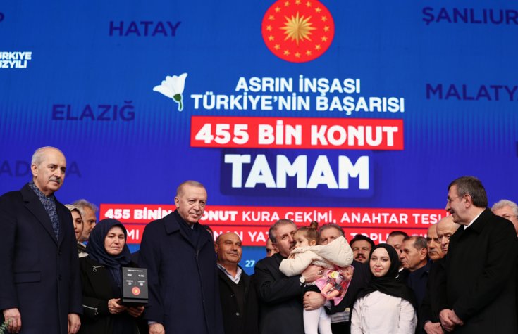 Cumhurbaşkanı Erdoğan: Depremin vurduğu 11 ilimizde yapımı tamamlanan 455 bininci afet konutumuzu hak sahibi kardeşlerimize teslim ettik!