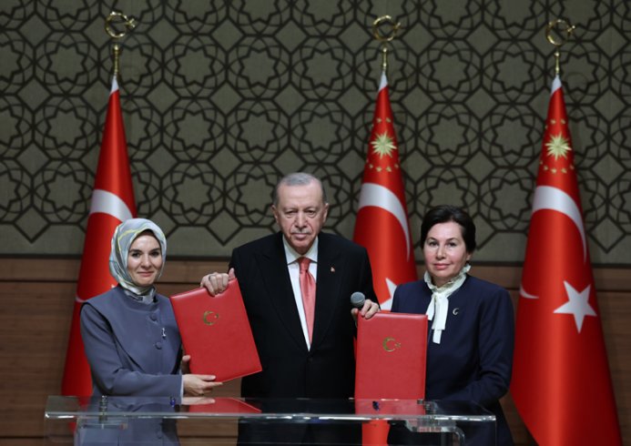 Erdoğan; ''Bizler yakın geçmişte bürokratik oligarşiden 'bugün git yarın gel' anlayışından, 'hamili kart yakınımdır' zihniyetinden çok çektik''