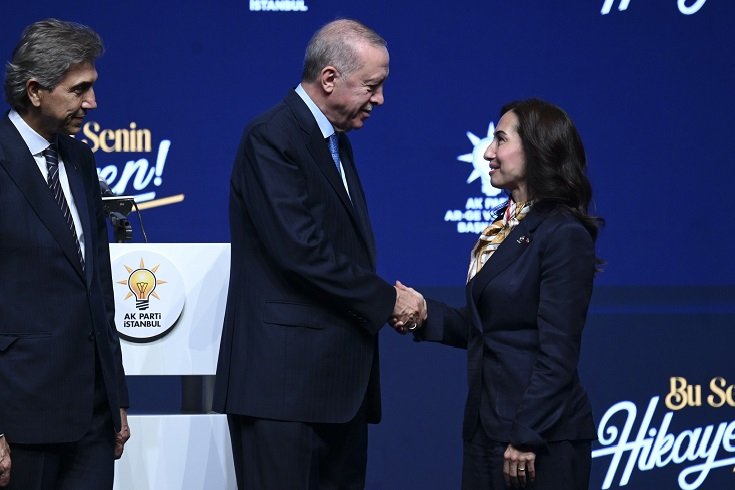 Erdoğan, CHP'den istifa eden ve AKP'ye geçen Beykoz Belediyesi Başkan Vekili Özlem Vural Gürzel'e rozet taktı Erdoğan, CHP'den istifa eden ve AKP'ye geçen Beykoz Belediyesi Başkan Vekili Özlem Vural Gürzel'e rozet taktı