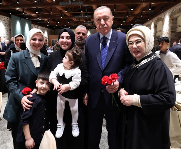 Erdoğan, ramazanın ilk iftarında İstanbul'da şehit ailelerine seslendi; Millî meselelerde unutmayın, millî duruş esastır. Ülkenin ve milletin menfaatleri her türlü hesabın üstündedir! Erdoğan, ramazanın ilk iftarında İstanbul'da şehit ailelerine seslendi; Millî meselelerde unutmayın, millî duruş esastır. Ülkenin ve milletin menfaatleri her türlü hesabın üstündedir!