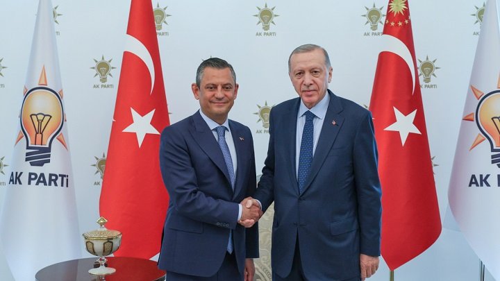 Erdoğan'dan Özgür Özel'e: Yabancıların huzurunda ülkeni eleştirmekten hiç mi hicap duymuyorsun? Bu milletin gururunu ayağa düşürme!