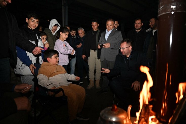 Gaziosmanpaşa'da 6,2'lik depremde başkan Hakan Bahçetepe, vatandaşlara çorba ikram etti gece boyunca vatandaşların yanında olarak moral verdi
