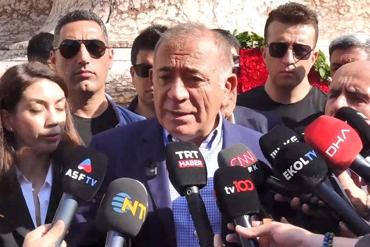 Gürsel Tekin, sabah saatlerinde CHP'nin kuruluşunun 102. yıl dönümü nedeniyle Taksim'deki Cumhuriyet Anıtına çelenk koydu Gürsel Tekin, sabah saatlerinde CHP'nin kuruluşunun 102. yıl dönümü nedeniyle Taksim'deki Cumhuriyet Anıtına çelenk koydu