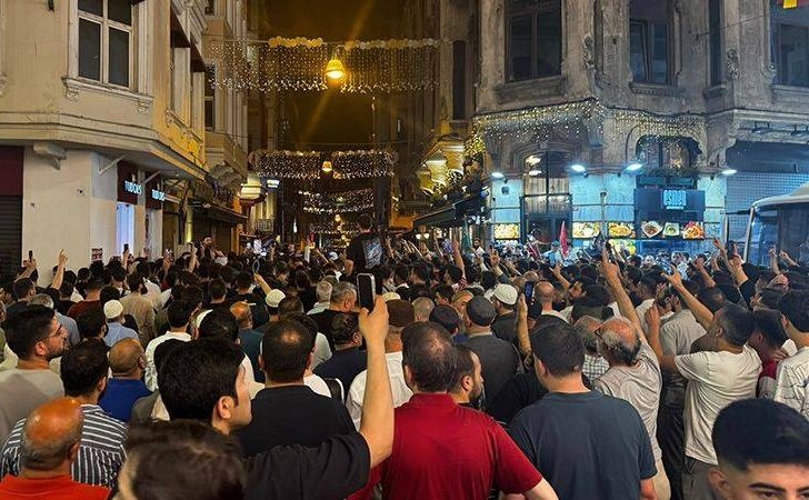 'Hazreti Muhammed karikatürü' krizi: Bakan Tunç, LeMan'a soruşturma açıldığını duyurdu, eyleme çağrılan gruplar dergiyi bastı; dergiden 3 kişi gözaltına alındı 'Hazreti Muhammed karikatürü' krizi: Bakan Tunç, LeMan'a soruşturma açıldığını duyurdu, eyleme çağrılan gruplar dergiyi bastı; dergiden 3 kişi gözaltına alındı