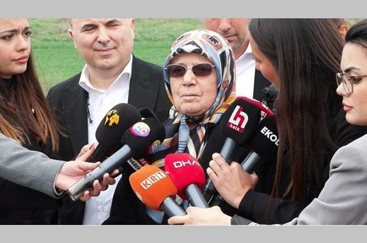 İmamoğlu'nu annesi ziyaret etti; Oğlum, halkını seviyor, halk da onu seviyor. Bir an evvel evladımın çıkmasını istiyorum! İmamoğlu'nu annesi ziyaret etti; Oğlum, halkını seviyor, halk da onu seviyor. Bir an evvel evladımın çıkmasını istiyorum!