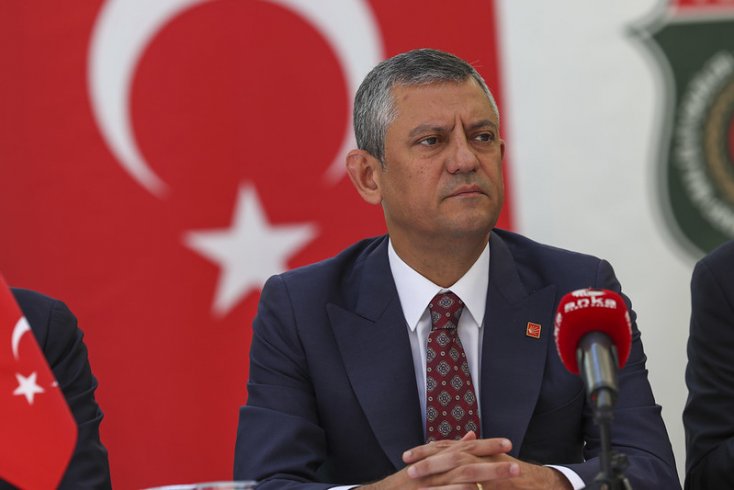 Özgür Özel ara verdiği yurtdışı programına Amsterdam'da devam edecek