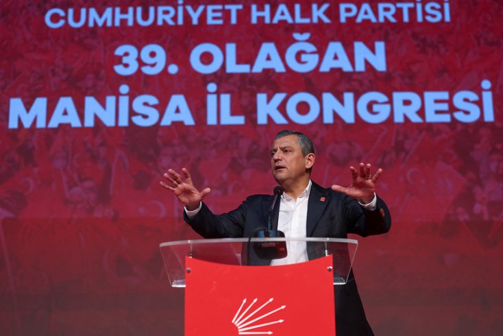 Özgür Özel, CHP Manisa 39. Olağan kongresinde konuştu: Biz bir santim eğilirsek, bunlar bu millete diz çöktürecek. O yüzden geri adım atmayacağız, bir adım geride durmayacağız!