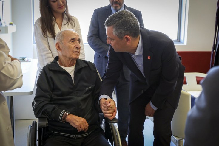 Özgür Özel, CHP'nin eski Genel Başkanı Hikmet Çetin’i hastanede ziyaret etti Özgür Özel, CHP'nin eski Genel Başkanı Hikmet Çetin’i hastanede ziyaret etti