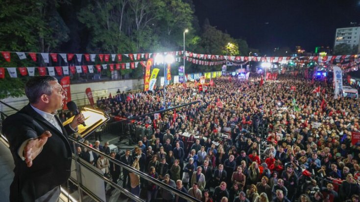 Özgür Özel: Cumhuriyet Halk Partisi her geçen gün büyüyerek bir arada duruyor. Ama öbür tarafta bir damat, bir oğlan, bir de TikTok’çu Hakan birbirlerini yiyorlar!