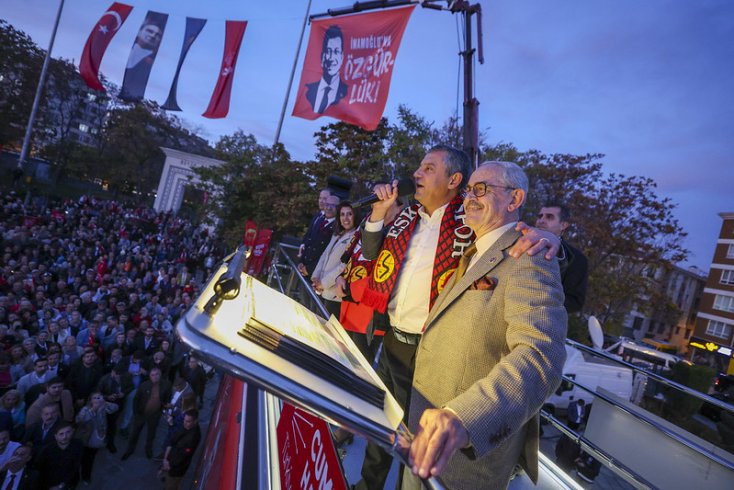 Özgür Özel: Çünkü Erdoğan, Trump’a, nadir toprak elementlerini, burada, Beylikova’dakileri ham cevher olarak, karışım olarak vermeyi taahhüt ediyor! Özgür Özel: Çünkü Erdoğan, Trump’a, nadir toprak elementlerini, burada, Beylikova’dakileri ham cevher olarak, karışım olarak vermeyi taahhüt ediyor!