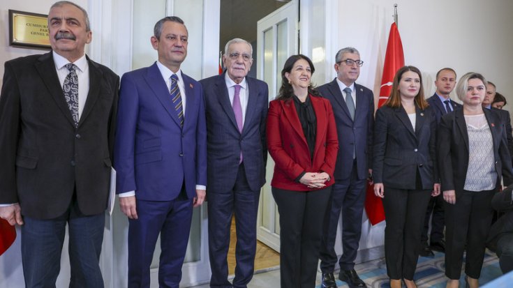 Özgür Özel, DEM Parti İmralı heyeti ile TBMM’deki makamında görüştü Özgür Özel, DEM Parti İmralı heyeti ile TBMM’deki makamında görüştü