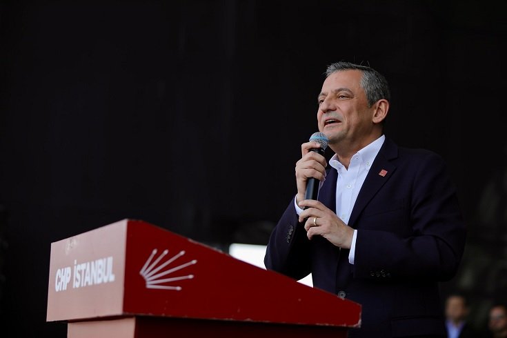 Özgür Özel; Demokrasiyi savunmak haktır, mücadelenin yeri sokaktır!