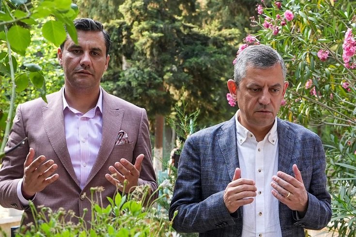Özgür Özel hayatını kaybeden Ferdi Zeyrek için mesaj yayımladı; bir dostu, aklımın ve kalbimin yarısını kaybettim! Özgür Özel hayatını kaybeden Ferdi Zeyrek için mesaj yayımladı; bir dostu, aklımın ve kalbimin yarısını kaybettim!
