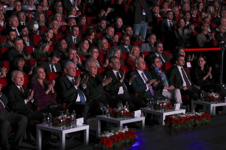 Özgür Özel: 'İpe Sapa Gelmez İftiranameler' demiştik, 500 sayfalık bir perişanlık belgesiyle karşı karşıyayız! Özgür Özel: 'İpe Sapa Gelmez İftiranameler' demiştik, 500 sayfalık bir perişanlık belgesiyle karşı karşıyayız!