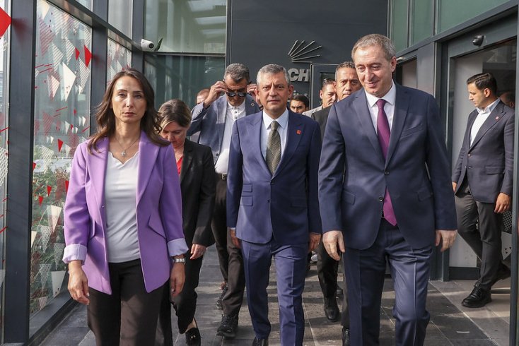 Özgür Özel, İstanbul'da il binasında DEM Parti Eş Genel Başkanları Tülay Hatimoğulları ve Tuncer Bakırhan ile görüştü