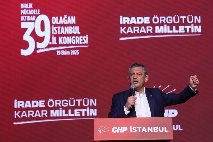 Özgür Özel: Kayyımın ve Sarayın Tam Karşısındayız!