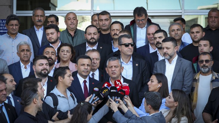 Özgür Özel: 'Özgür Çelik’e baş eğdiremedikleri için kendisini siyasetten men etmeye çalışıyorlar' Özgür Özel: 'Özgür Çelik’e baş eğdiremedikleri için kendisini siyasetten men etmeye çalışıyorlar'