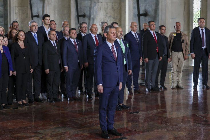 Özgür Özel, PM, YDK Üyeleri ve Milletvekilleriyle Anıtkabir'i Ziyaret Etti