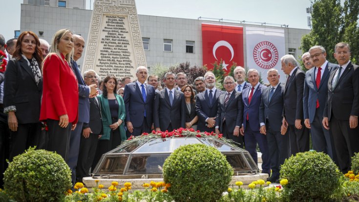 Özgür Özel, TBMM 15 Temmuz Şehitler Anıtındaki Anma Törenine Katıldı
