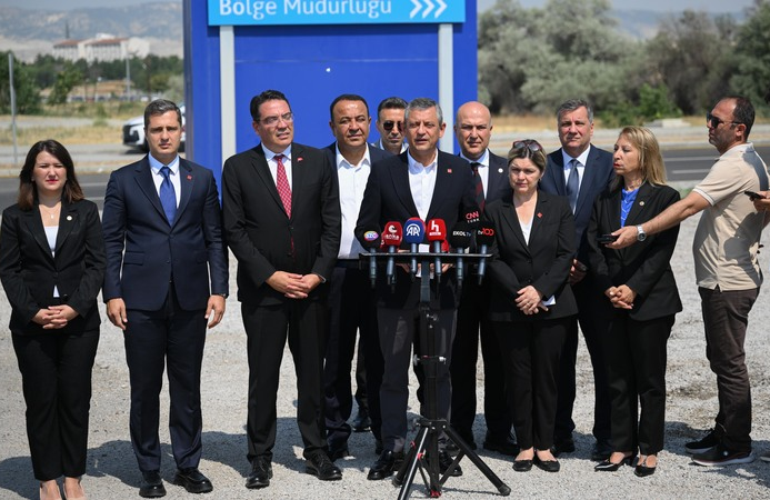 Özgür Özel: TUSAŞ, Türkiye’nin gözbebeğidir. Kaan’ın kendi motoruyla uçabildiği günleri de görmeyle ilgili, o konuyla ilgili buradaki azmi gördük. Desteklerimizi ilettik!