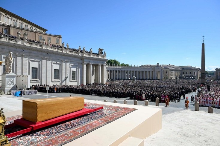 Papa Francis için cenaze töreni yapılıyor Papa Francis için cenaze töreni yapılıyor