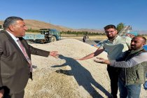 CHP Niğde Milletvekili Ömer Fethi Gürer, fasulye üreticileri ve alım-satım yapanlarla Niğde’de farklı köylerde  bir araya geldi, sorunları dinledi