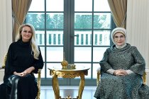 Emine Erdoğan, KKTC Cumhurbaşkanı’nın eşi Nilden Bektaş Erhürman ile bir araya geldi