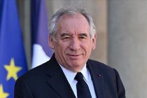 Fransa'da hükümet düştü, François Bayrou parlamentoda güvenoyunu kaybetti