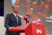 Özgür Özel, Berlin'de konuştu: Umutluyuz; çünkü artık Türkiye’de demokratik güçler yükseliştedir. Bunun liderliğini de partimiz yapmaktadır!