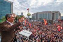 Özgür Özel, Çağlayan adliyesi önünde konuştu: Erdoğan’a ‘Senin bakanların, MİT Başkanın bu verilere niye sahip çıkmadı?'
