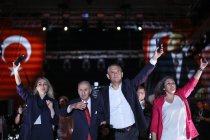 Özgür Özel, İzmir'den Erdoğan'a seslendi; Sen küresel lider değil, yerel bir diktatörsün; yerel diktatörler bu milletten korksun!
