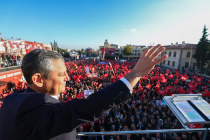 Özgür Özel Kilis'te konuştu: Yerel yönetimlerde Türkiye'nin yüzde 65'i değişti, şimdi sıra; baştaki iktidarı değiştirmeye, milletin yüzünü güldürmeye geldi!