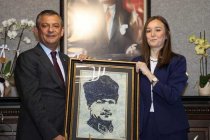 Özgür Özel, tedavisi yoğun bakımda devam eden Başkan Durbay’ı hastanede ziyaret etti