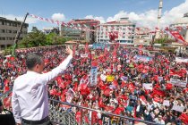 Özgür Özel Van'dan seslendi; ‘Efendim terörsüz Türkiye’ye ne diyorsunuz?’ Biz terörün durmasını savunuyoruz. Terörsüz Türkiye’ye ‘evet’ diyoruz!