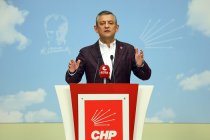 Özgür Özel'den, İçişleri bakanı Yerlikaya'ya; kanunsuz emirle devletin polisini vatandaşla karşı karşıya getirmeye çalışan sizlersiniz!