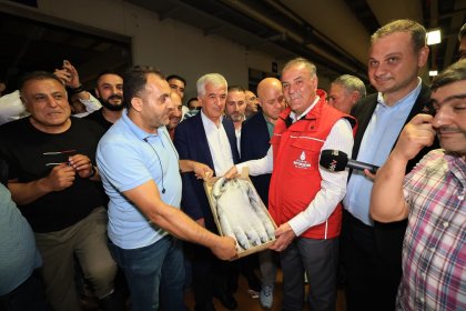 İBB Başkanvekili Nuri Aslan, Gürpınar Su Ürünleri Hali'nde av yasaklarının bitmesi ile yeni sezona başlayan balıkçılarla buluştu