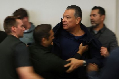 ABD'de Bakana soru sormak isteyen Demokrat Kaliforniya senatörü Alex Padilla ters kelepçeyle gözaltına alındı