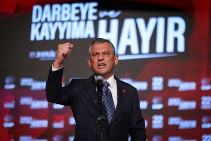 CHP'nin 22. Olağanüstü Kurultayında Özgür Özel 835 oy aldı yeniden Genel Başkan seçildi