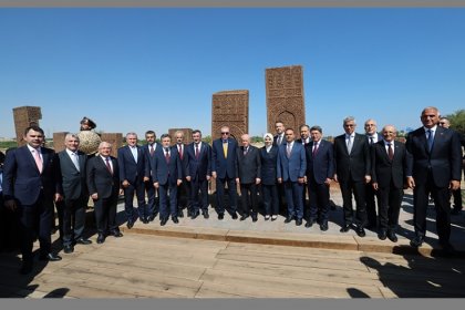 Cumhurbaşkanı Erdoğan, Devlet Bahçeli ve Kabine üyeleri ile Ahlat Selçuklu Meydan Mezarlığı’nı ziyaret etti