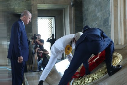 Cumhurbaşkanı Erdoğan, Yüksek Askerî Şûra üyeleriyle birlikte Anıtkabir’de Ata'nın huzuruna çıktı