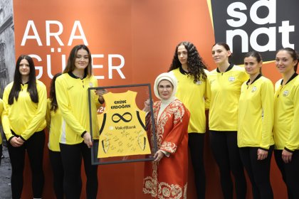 Emine Erdoğan, VakıfBank Sanat Galerisi'nin açılışına katıldı